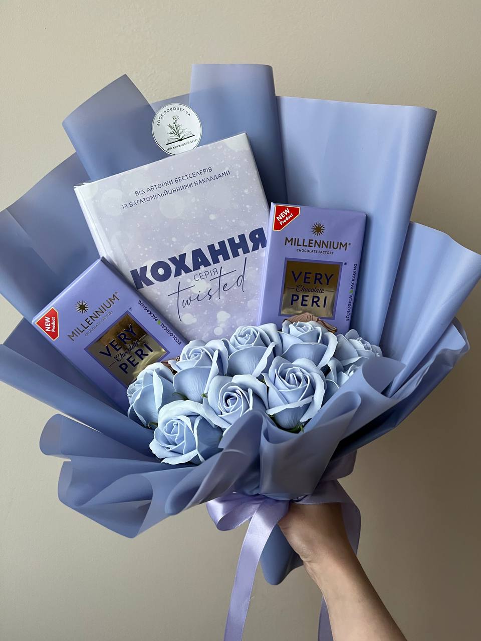 Букет з книгою "Кохання" Ани Хван
